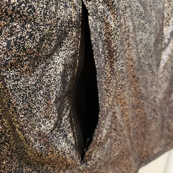 ⭐FABLETICS | Liora Metallic Athletic Ripstop Cowl Neck Kangaroo Pocket Vest - Picture 8 of 16